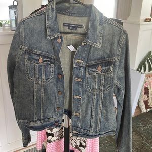 Ralph Lauren denim crop jacket! New/Never Worn Size M. Great worn & washed feel.
